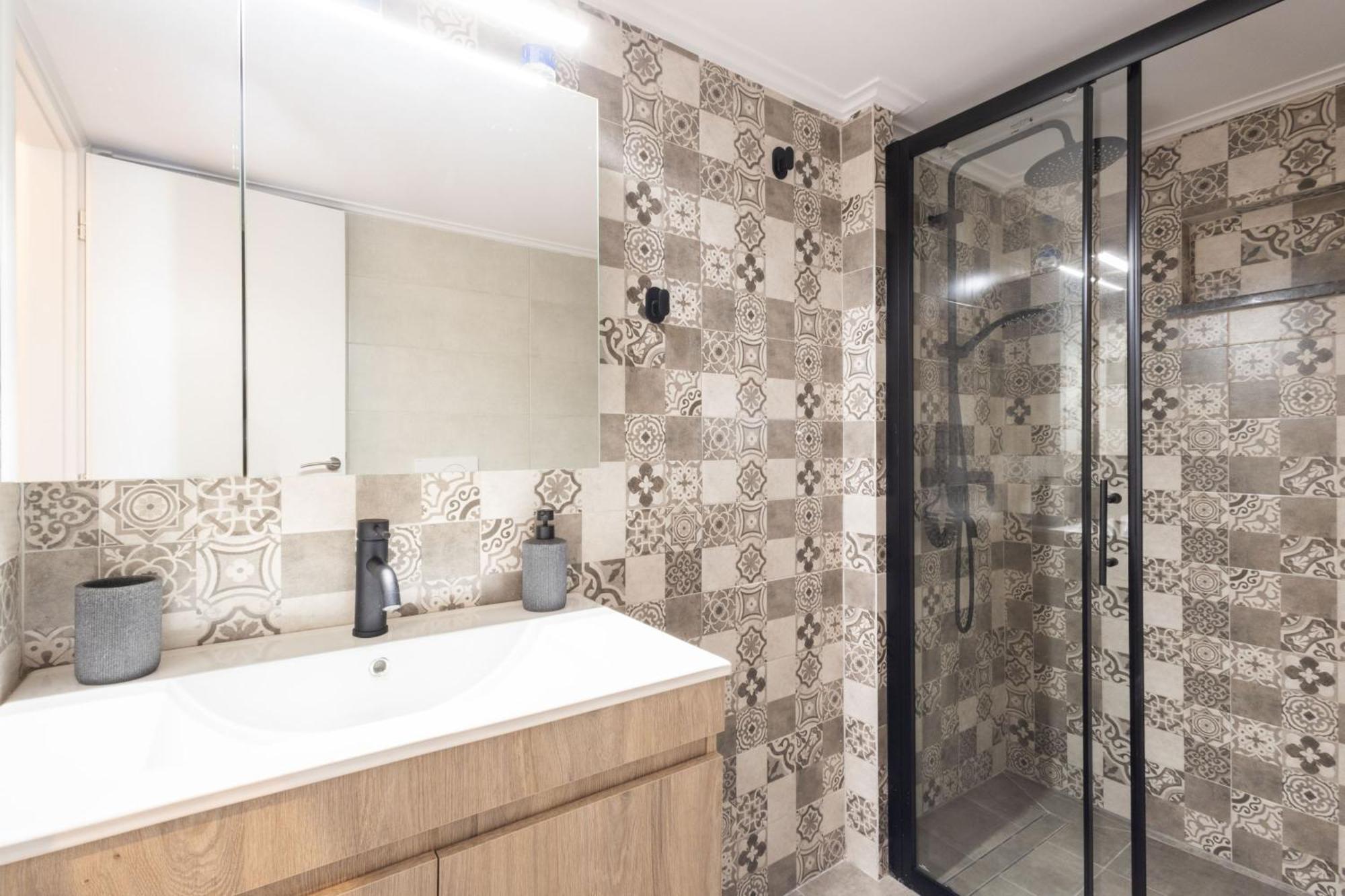 Urban Comfort 2 Bdrm Next To Metro Атина Екстериор снимка